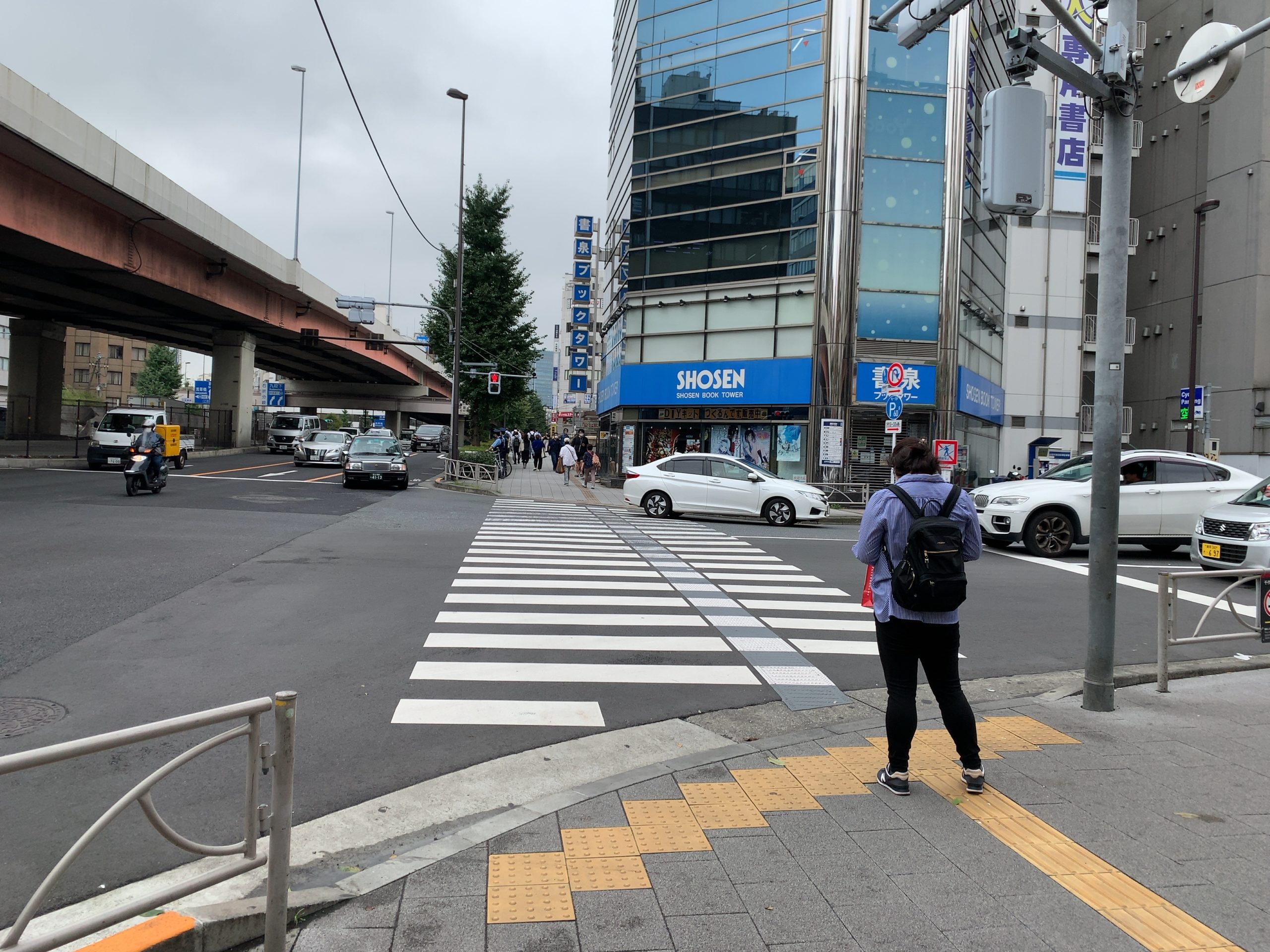 ⑤ SHOSEN(書店)方面に横断歩道を渡ります