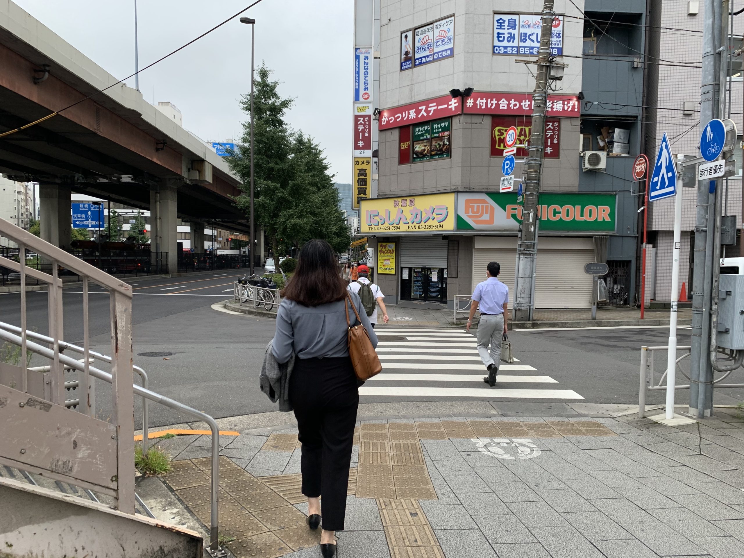 ⑧ にっしんカメラ方面に横断歩道を渡ります