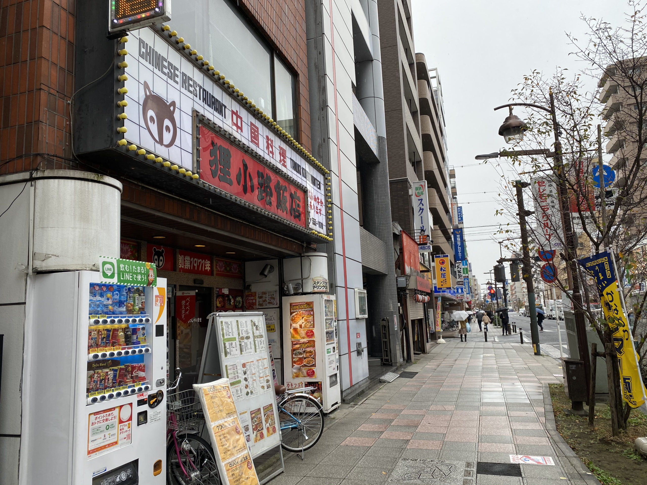 狸小路飯店を左手にそのまま直進します