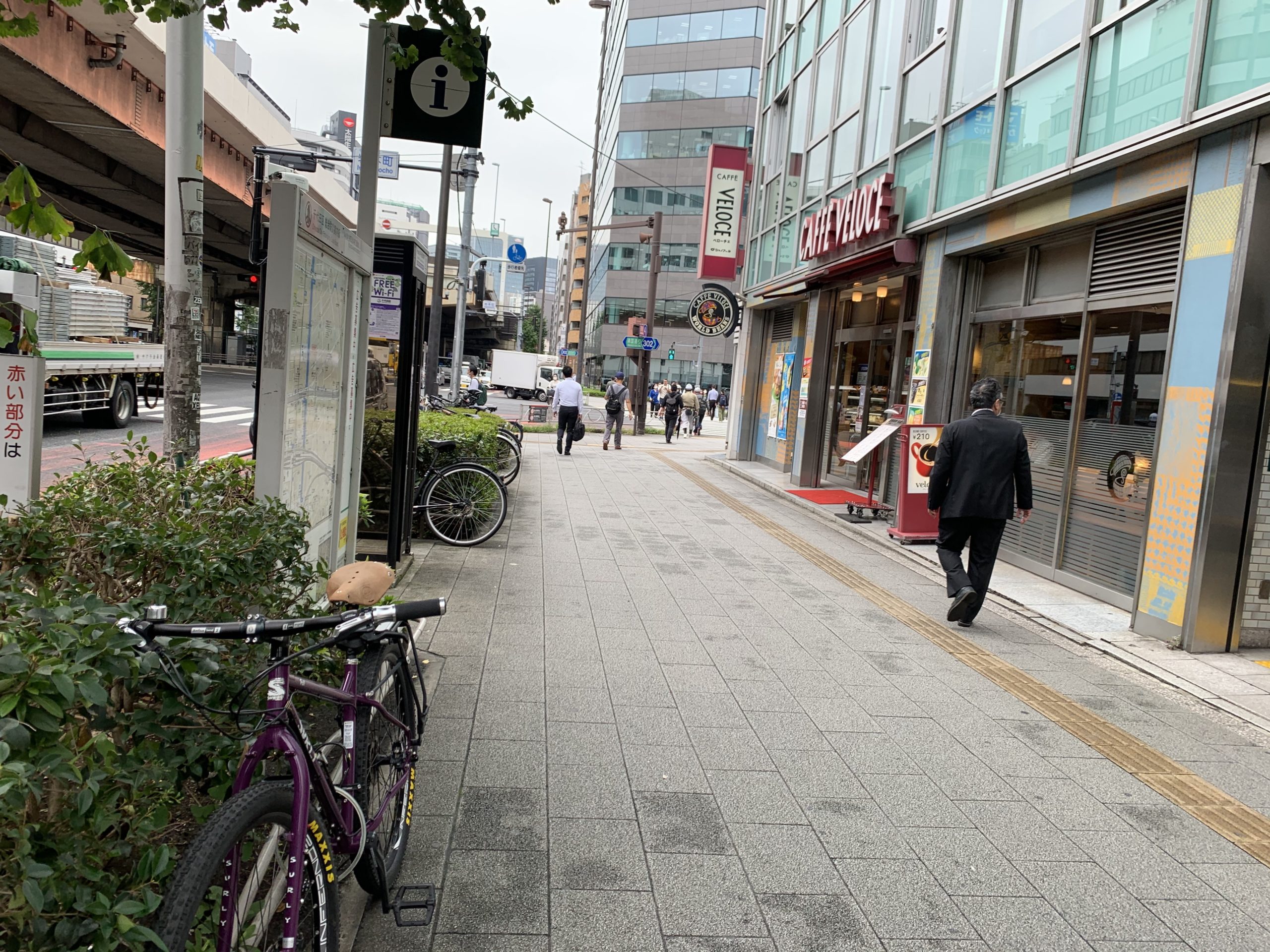 ⑩ カフェベローチェを右手に横断歩道まで直進します