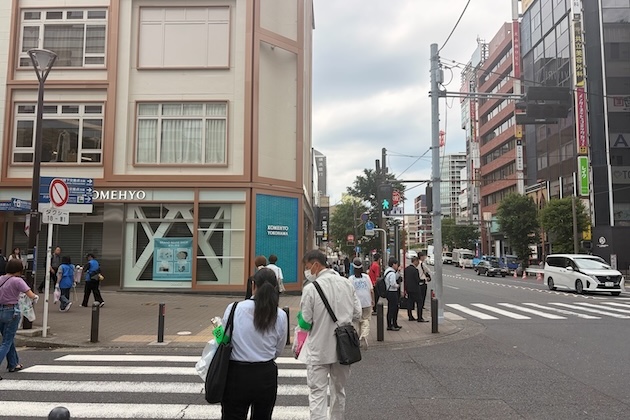 ⑤ 高島屋の角を左に曲がって直進すると KOMEHYO が見えます
