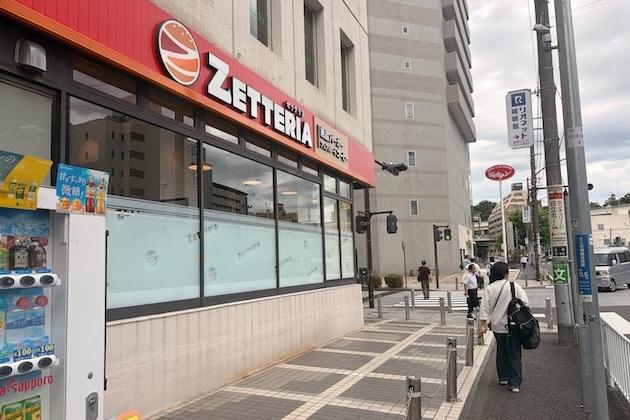 ⑩ すき家を左手に通り過ぎ、ZETTERIAを超えたら左へ曲がります