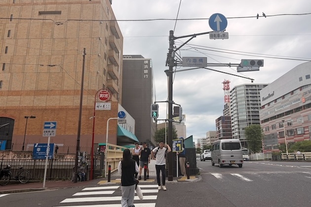 ⑥ KOMEHYO を左手に、ビブレ方面へ直進し、内海橋を渡ります