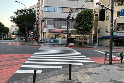 ⑥ 左手のセブンイレブン方面へ横断歩道を渡ります