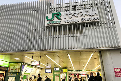 ① JR代々木駅西口から出ます