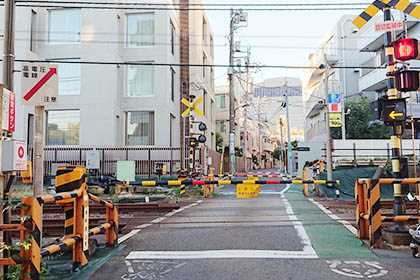 ⑥ そのまま直進し、踏切を渡ります