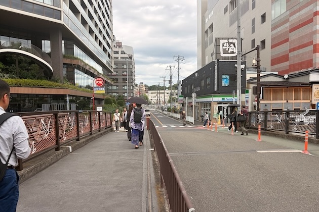 ⑨ 小さな橋を渡り、すき家に向かって直進します