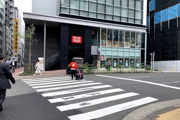 ⑤交差点を渡り、直進します