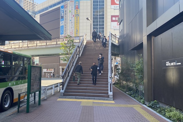 東口を出て右手にある歩道橋を上がります。