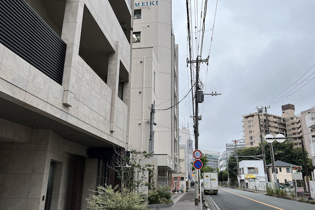 右に曲がると見えるMEIKIビルに藤沢店がございます