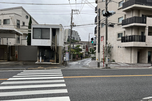 横断歩道を渡ります