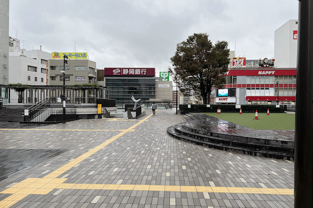 静岡銀行方面に直進します