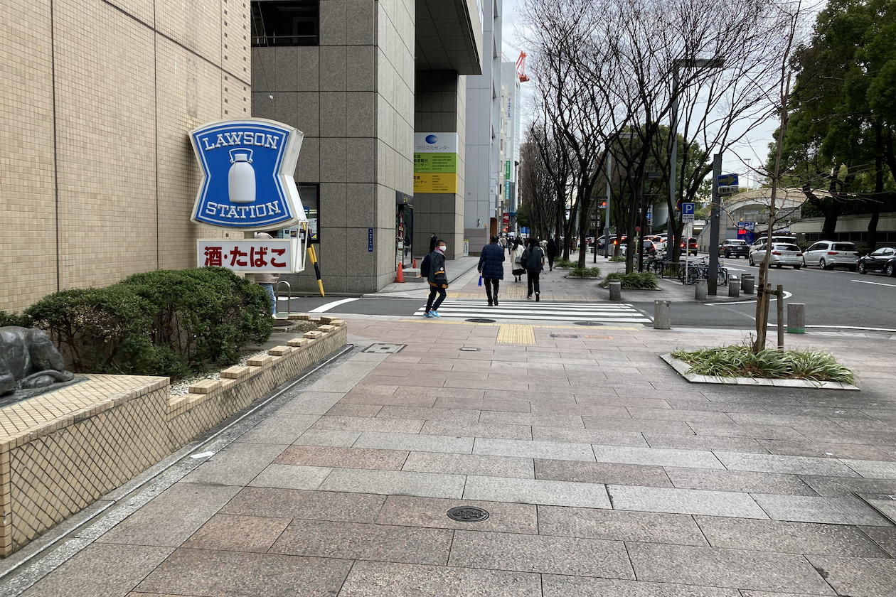 ローソンの看板を左手に直進します。