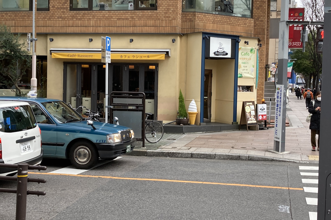 カフェラシェールを正面にして、横断歩道手前を左折します。