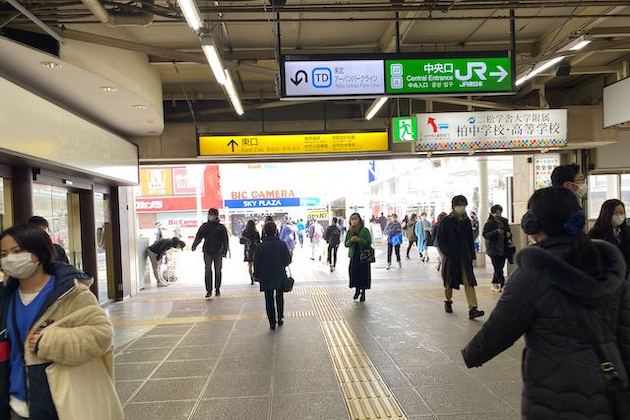 柏駅中央改札を出て東口方面へ進みます