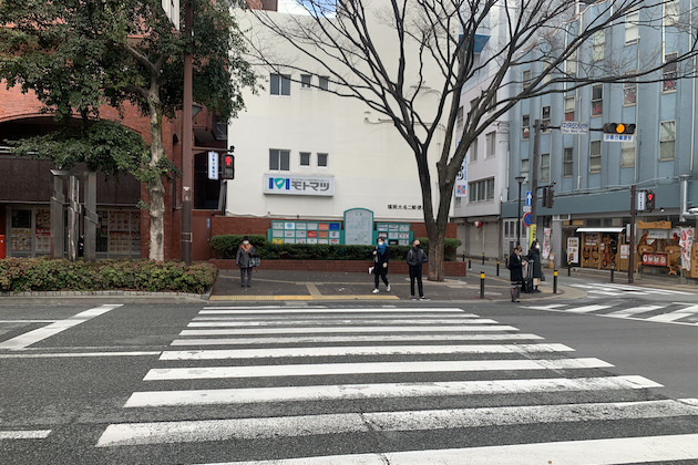 セブンイレブンを右手に、郵便局方面に横断歩道を渡ります