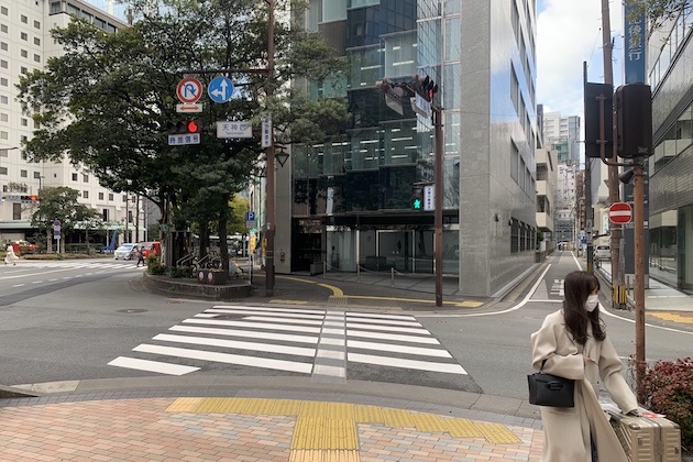 横断歩道を渡り、直進します