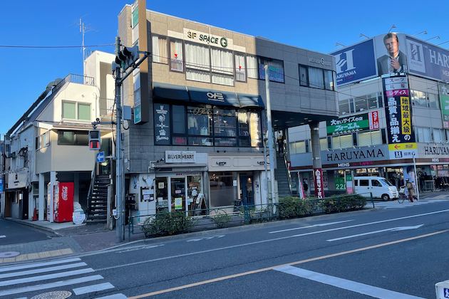 横断歩道を渡り、右に進みます