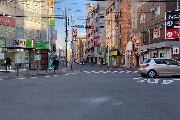 進んだ先にある交差点をピタットハウス方面に渡ります