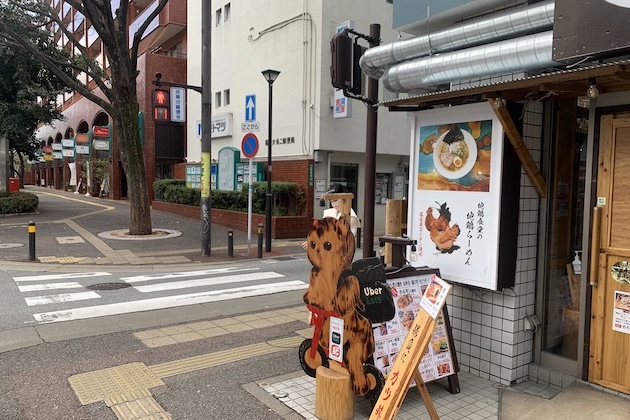 横断歩道を渡り、郵便局方面に右折します