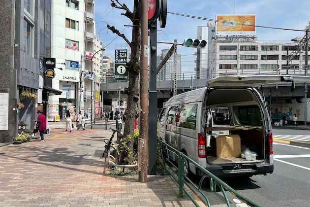 地上に出たら、直進します