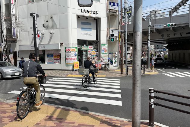 1つ目の信号を、しんみつビル方面へ渡ります