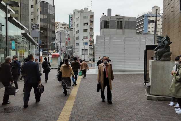 恵比寿像を右手に横断歩道ヘ進みます