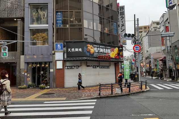 鳴門鯛焼本舗を目指して横断歩道を渡ります