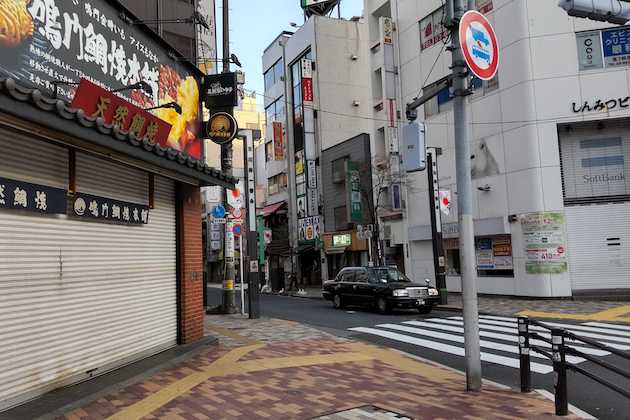 鳴門鯛焼本舗を左手に横断歩道を渡ります