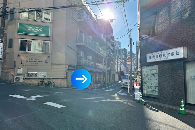 エイブルの看板を目印に右折します