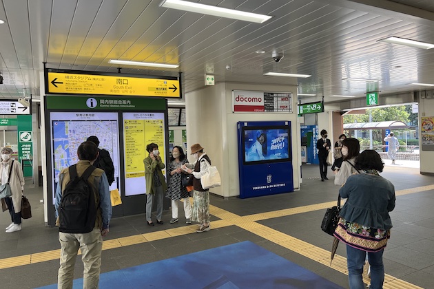 関内駅南口改札を出ます