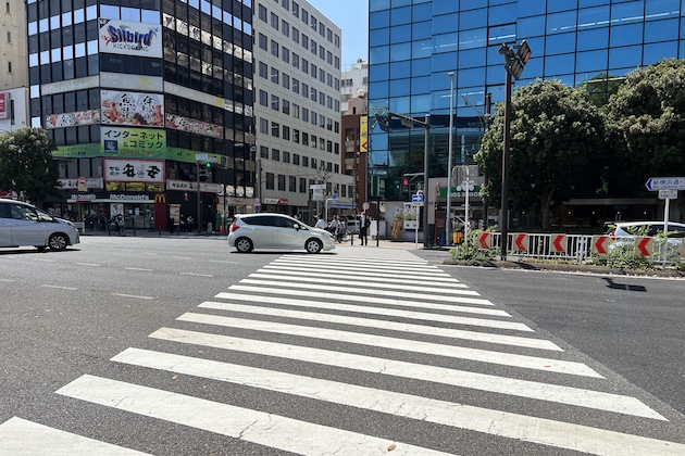 横断歩道をモスバーガー方面に渡ります