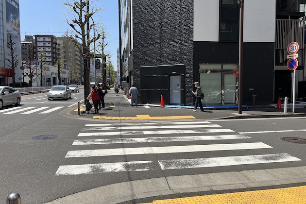 横断歩道を渡り、直進します