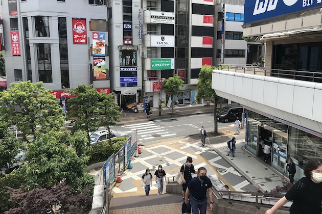 西口正面の大通りへ向かう階段を下ります