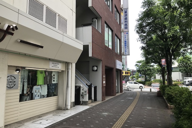 グルメプラザーの右隣の茶色いビルが大宮店でございます