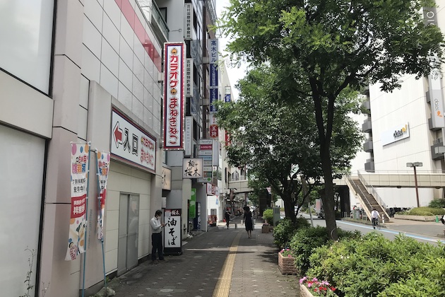 カラオケまねきねこを左手に直進します
