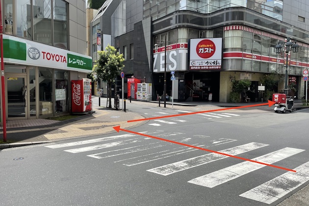 トヨタレンタカー方面へ渡り、ガスト方面に進みます