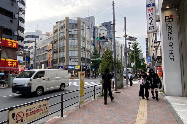 餃子いち五郎を背に交差点をすき家側へ渡ります