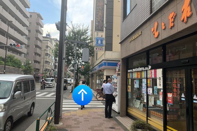 石坂商店を右手に直進します