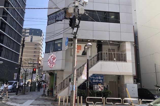 右手にある白いビル6階に町田店がございます