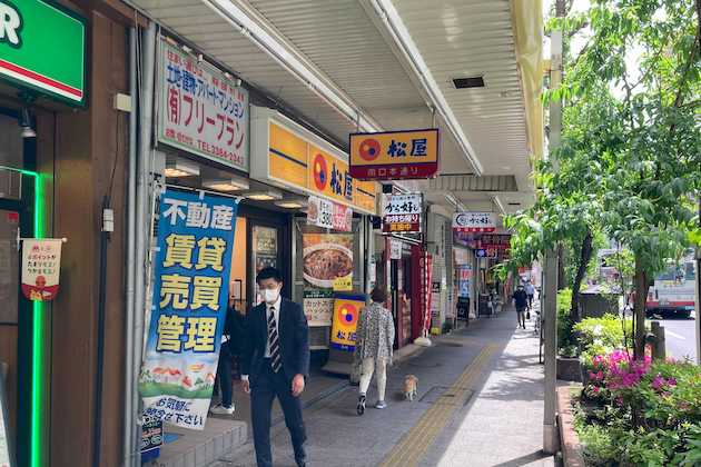 松屋を左手に直進します