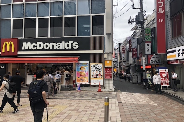 マクドナルドの右手にある道を直進します