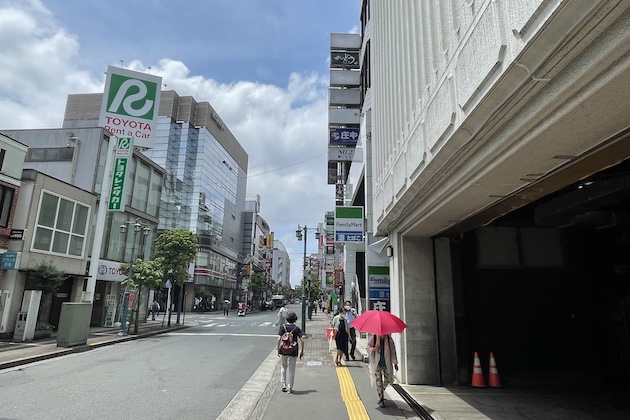 ファミリーマートを右手に直進します