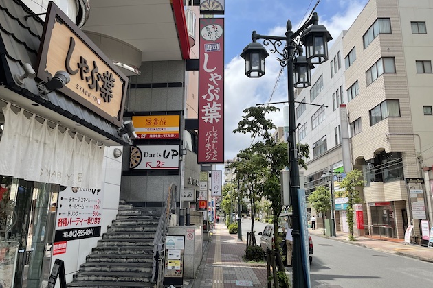 しゃぶ葉を左手に進みます