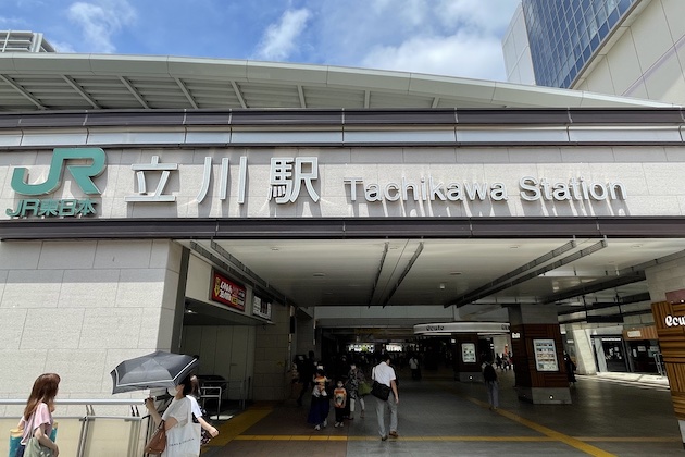 駅を背に右に進みます