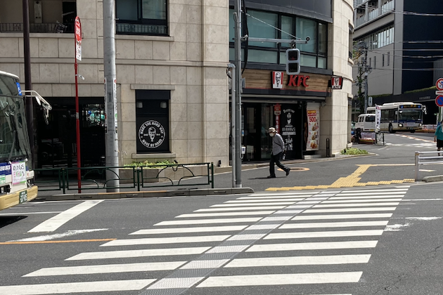 ケンタッキーフライドチキンを正面にして、横断歩道手前を左折します