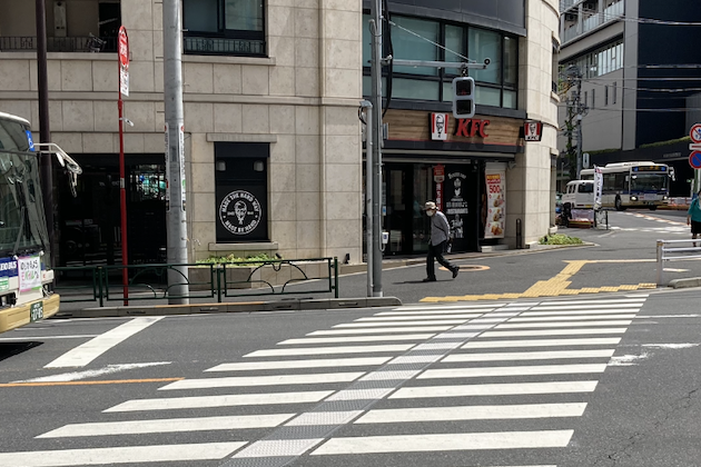 ケンタッキーフライドチキンを正面にして、横断歩道手前を左折します