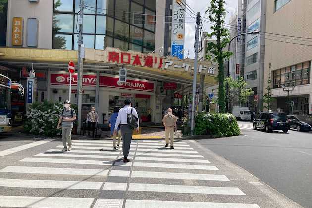 南口本通りアーケード街方面へ横断歩道を渡ります