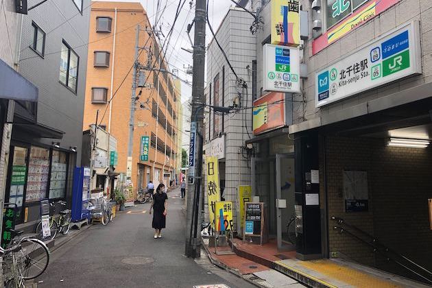 東京メトロ北千住駅を右手に、更に進みます