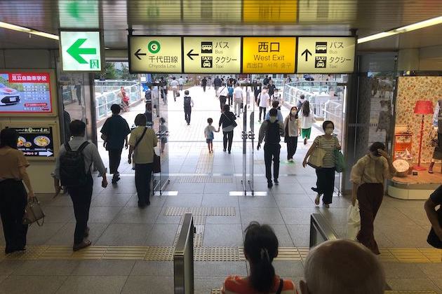 北千住駅 西口を出ます